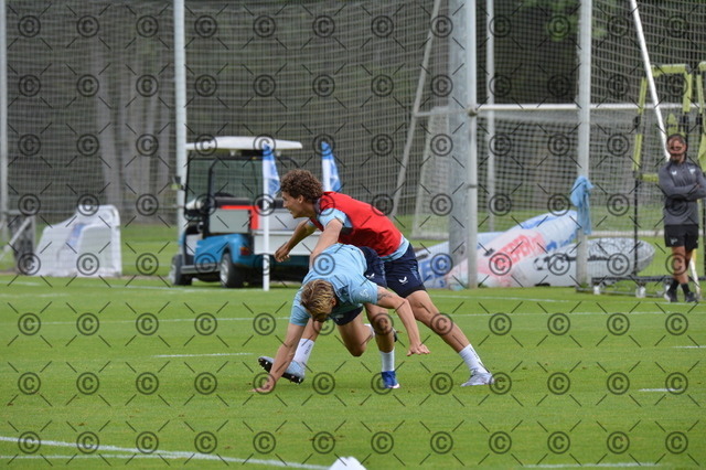 RGE_0177 | Hertha BSC, 2.Bundesliga, Herren, Fußball, Training auf dem Schenckendorffplatz, Dienstag 18.08. 2026, Saison 2026/27,  im Bild oben Soufian Gouram  ( Hertha BSC ), unten Marton Dardai ( Hertha BSC ),  Fotograf: Ralf Gebhardt - Realisiert mit Pictrs.com