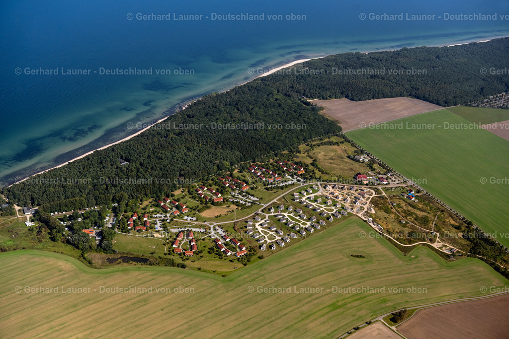 4061465 | DRANSKE 08.09.2021 Ferienhaus- Anlage des Ferienparks bei Bakenberg im Ortsteil Kreptitz in Dranske im Bundesland Mecklenburg-Vorpommern, Deutschland. Weiterführende Informationen bei: Feriendorf Rugana GmbH,  Reetland Vermietungsgesellschaft mbH,  Stölzel Ferienwohnungen Iven Stölzel. // Holiday house plant of the park bei Bakenberg in the district Kreptitz in Dranske in the state Mecklenburg - Western Pomerania, Germany. Further information at: Feriendorf Rugana GmbH,  Reetland Vermietungsgesellschaft mbH,  Stoelzel Ferienwohnungen Iven Stoelzel. Foto: Gerhard Launer