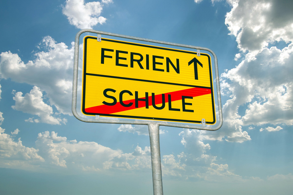 (Fotomontage) Symbolbild Sommerferien: Ortsausgangsschild mit Text FERIEN und SCHULE | (Fotomontage) Symbolbild Sommerferien: Ortsausgangsschild mit Text FERIEN und SCHULE - Realisiert mit Pictrs.com