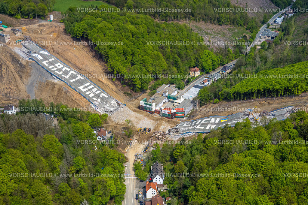 Luedenscheid230501317Rahmedebruecke | Luftbild, gesprengte Autobahnbrücke Rahmede bei Lüdenscheid, Aufräumarbeiten und Schadensermittlung, Lüdenscheid, Sauerland, Nordrhein-Westfalen, Deutschland
