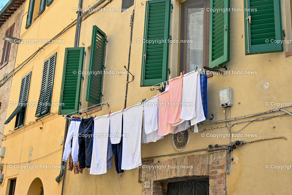 Italien_ Toscana_ Siena_ 27.05.2024-20 | 27.05.2024, Italien, ITA, Toskana, Siena im Bild Stadtansichten, Gebäude, Architektur, Touristen, Historisch, Souvenier, Piazza Del Campo, Dom von Siena


Siena ist Hauptstadt der Provinz Siena und gilt als eine der schönsten Städte der Toskana und Italiens. Die historische Altstadt gehört seit 1995 zum UNESCO-Welterbe. 


