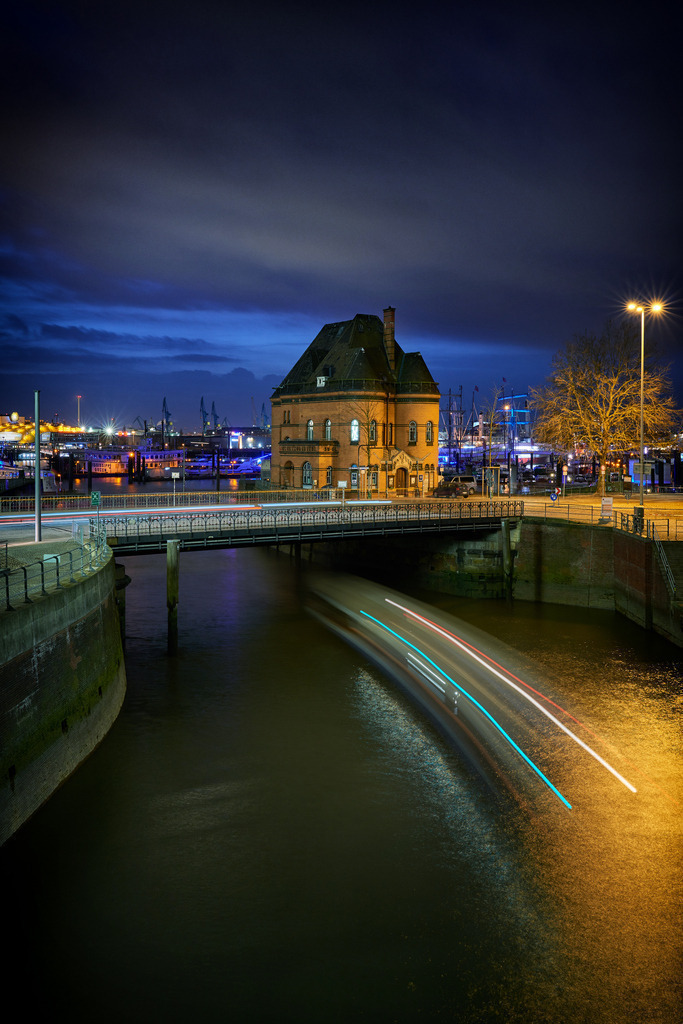 hamburg hafenpolizeiwache bei nacht bild auf leinwand acrylglas | Kaufen Sie Hamburg Bilder und Hamburg Fotos auf Leinwand, Acrylglas, Alu-Dibond, oder als Poster in Hamburgs großer Onlinegalerie. Elbphilharmonie Bilder, Hamburger Hafen, Speicherstadt, Alster und viel mehr.