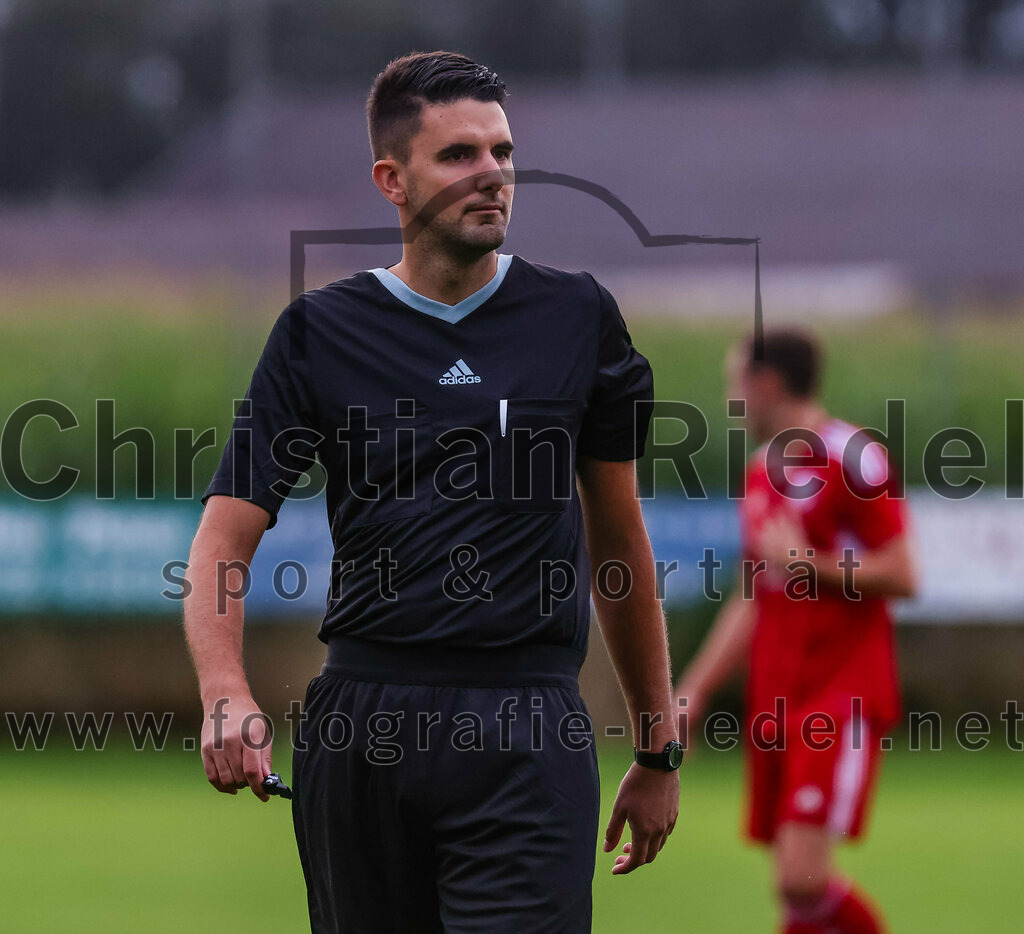 2023-08-04_043_SV_Walpertskirchen_gegen_FC_Finsing | Walpertskirchen, Deutschland, 04.08.2023:
Fußball, Kreisliga 2023 / 2024, 2. Spieltag, SV Walpertskirchen gegen FC Finsing, Endergebnis: 3:3

Schiedsrichter Muharrem Yildiz

Foto: Christian Riedel / fotografie-riedel.net