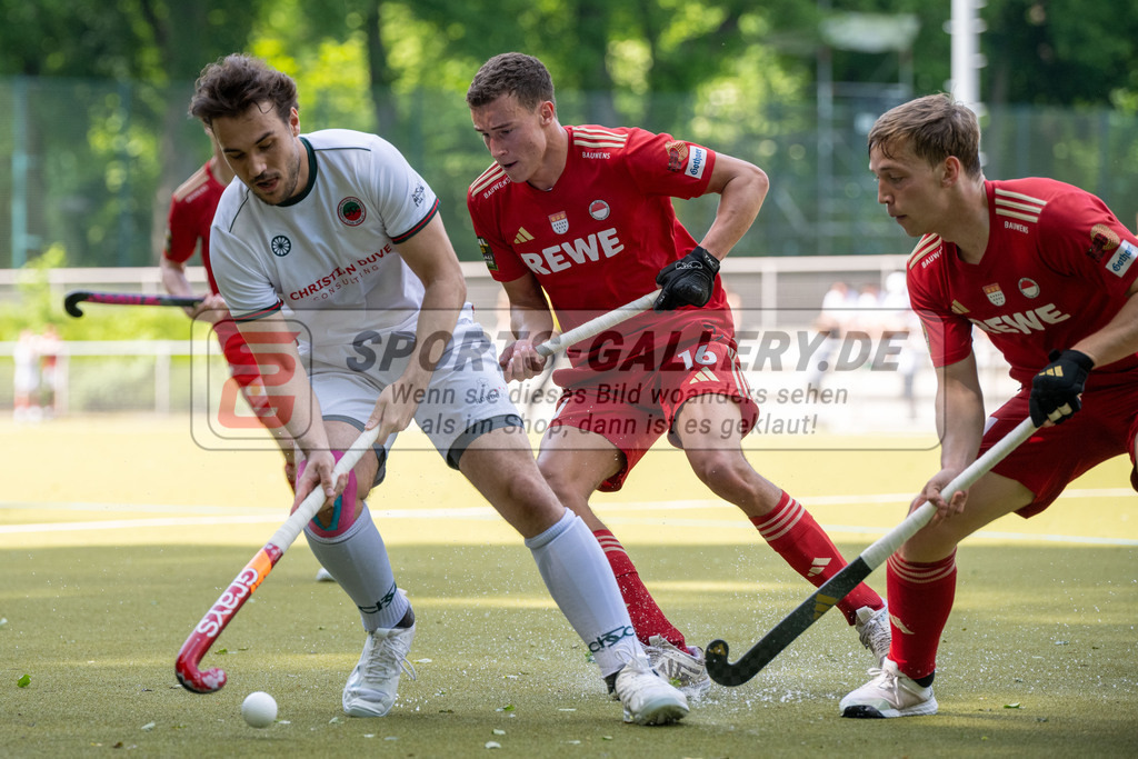SFE_20240511_0058 | Krefeld, Deutschland, 11.05.2024: Masi Pfandt (Crefelder HTC) Antheus Barry (Rot-Weiss Köln) in Aktion waehrend des Spiels der Feldhockey 1. Bundesliga Herren zwischen Crefelder HTC - Rot Weiss Köln im Gerd-Wellen-Hockeyanlage am 11.05.2024 in Krefeld, Deutschland. (Foto von Stephan Fehrmann)

Krefeld, Germany, 11.05.2024: Masi Pfandt (Crefelder HTC) Antheus Barry (Rot-Weiss Köln) in action during the game of Feldhockey 1. Bundesliga Herren between Crefelder HTC - Rot Weiss Köln in Gerd-Wellen-Hockeyanlage at 11.05.2024 in Krefeld, Deutschland. (Foto from Stephan Fehrmann)