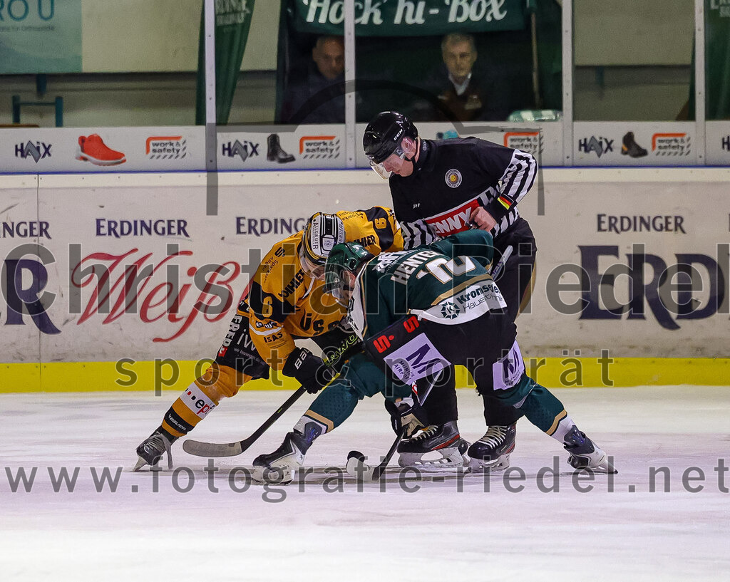 2025-11-02_054_TSV_Erding_gegen_EV_Fuessen | Erding, Deutschland, 02.11.2025:Eishockey, Oberliga Süd 2025 / 2026, 15. Spieltag, TSV Erding gegen EV Füssen, Endergebnis: 2:6Ondrej Zelenka (EV Füssen, #6), Dennis Henter (Erding Gladiators, #19)Foto: Christian Riedel / fotografie-riedel.net
