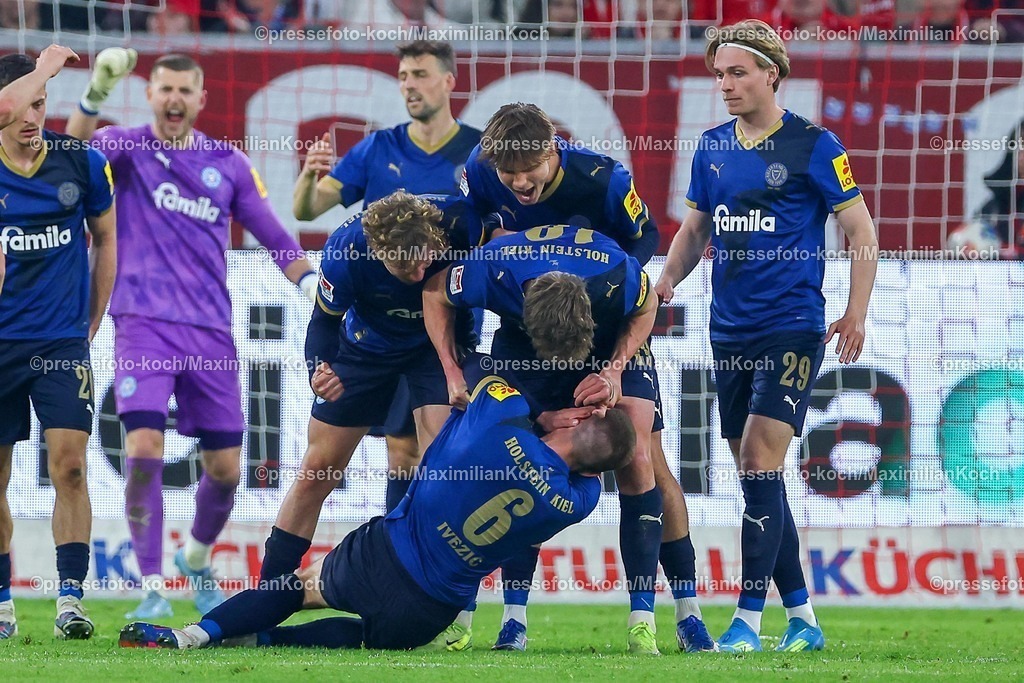 F9510042601121 | 10.04.2026, Fußball, Fortuna Düsseldorf - Holstein Kiel, 2. Fußball Bundesliga, Herren, Merkur Spiel-Arena, 29. Spieltag, Saison 2025 2026: Jubel bei Holstein Kiel nach dem verteidigten Freistoß gegen Cedric Itten&nbsp;(Fortuna Düsseldorf #13) durch Marko Ivezic&nbsp; (Holstein Kiel #06)  DFB regulations prohibit any use of photographs as image sequences and or quasi-video.