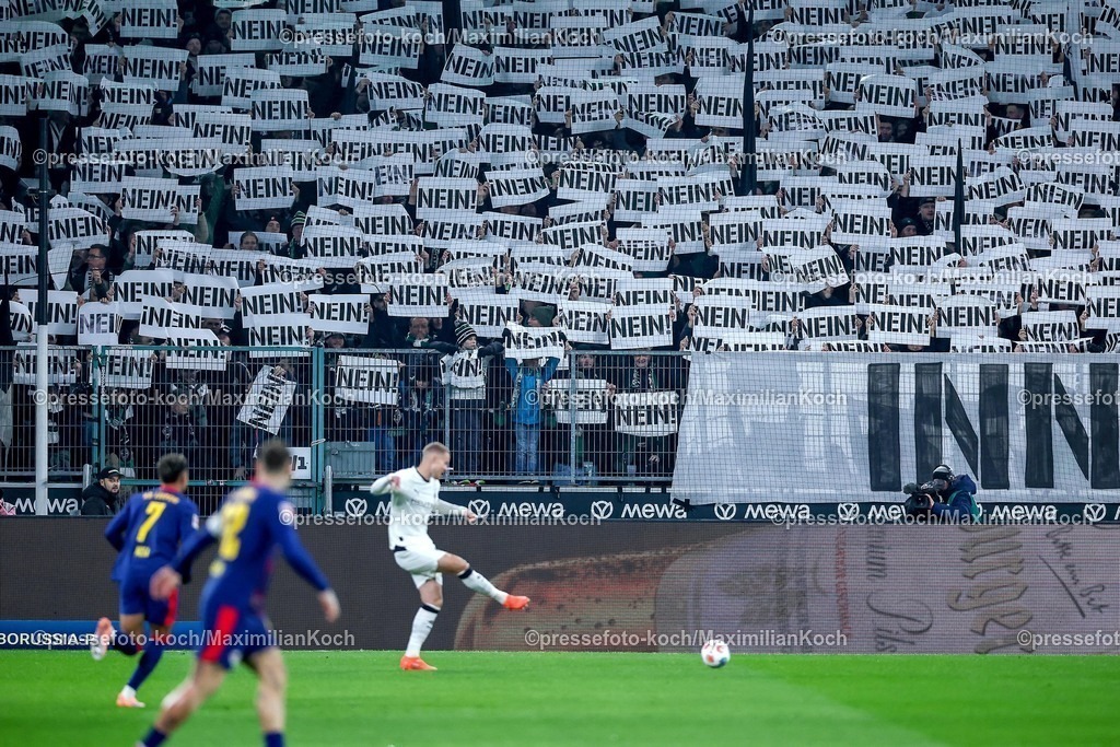 BMG28112501013 | 28.11.2025, Fußball, Borussia Mönchengladbach - RB Leipzig, 1. Fußball Bundesliga, 12.Spieltag, Borussia-Park, Saison 2025 2026: Choreografie Choreo Choreography Nein zu den Plänen der Innenministerkonferenz Schilder Tribüne Protest Protestaktion DFB regulations prohibit any use of photographs as image sequences and or quasi-video.