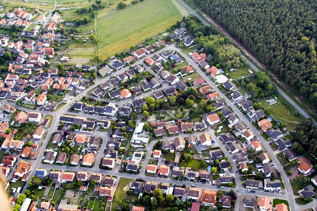 Luftbild: Dorfansicht in Berg im Bundesland Rheinland-Pfalz in Deutschland. Foto: IMG_2648.jpg vom 09.06.2006 durch Werner Riehm/FLY-FOTO.de