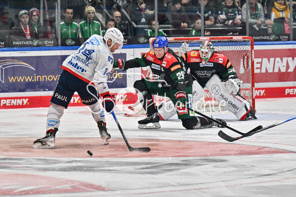Augsburger Panther - Adler Mannheim | Jordan SZWARZ (Adler Mannheim 14) verpasst den Puck / Torchance / DEL: Augsburger Panther - Adler Mannheim, Curt Frenzel Stadion am 26.12.2024