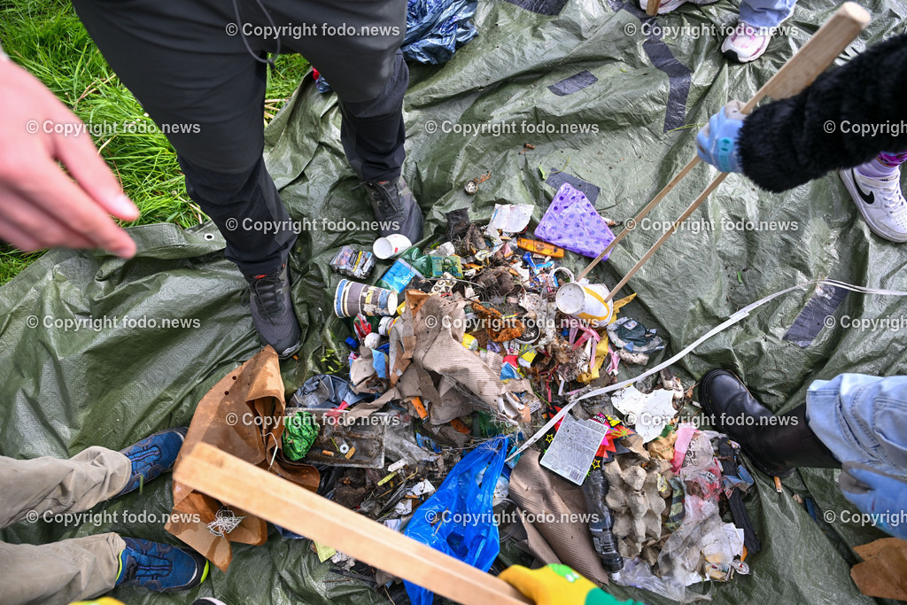 Traun_ VS Dyoniesen Muellsammeln_ 25.04.2024-16 | 24.04.2024, Traun, AUT, VS Dyonisen, im Bild VS Dyoniesen Muellsammeln mit Umweltaktivist Felix Kreiner