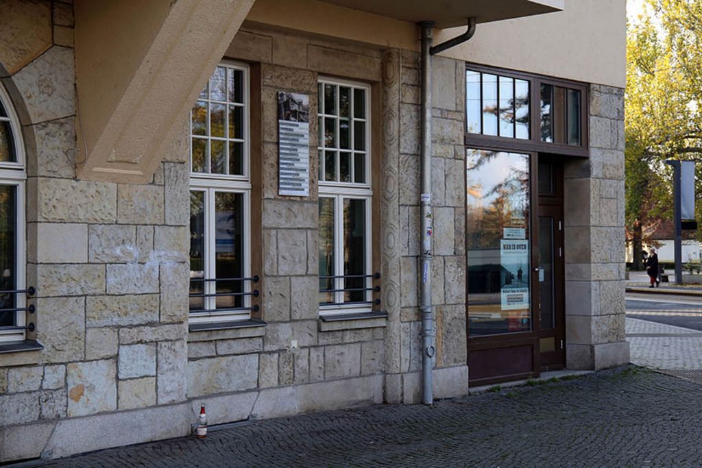 Foto: Leipzig - Capa-Haus - Gedenktafel | Das Team hinter BILDLEXIKON LEIPZIG bündelt historische wie aktuelle Informationen über die Stadt Leipzig in Text und Bild auf einer Plattform und stellt diese der interessierten Öffentlichkeit zur Verfügung.