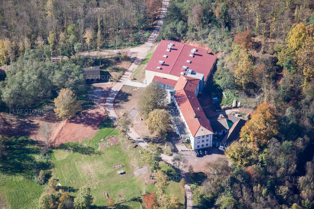 Luftbild: Pfälzer Turnerjugendheim in Annweiler am Trifels im Bundesland Rheinland-Pfalz in Deutschland. Foto: IMG_34650.jpg vom 26.10.2010 durch Werner Riehm/FLY-FOTO.de