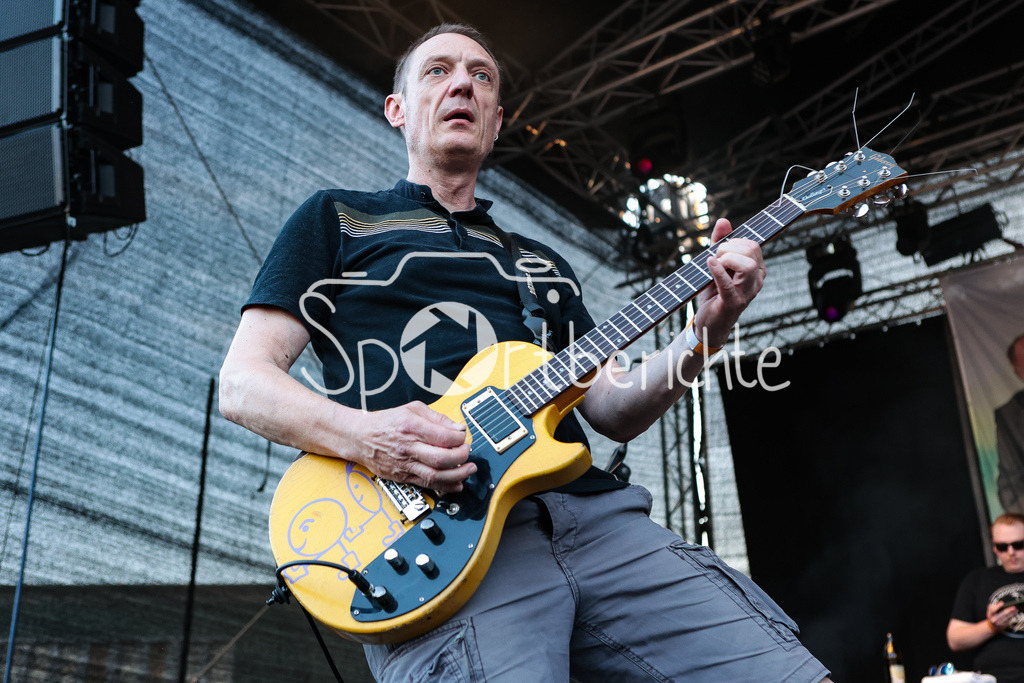 Sommer am Kiez | Nikolaj "Sonnenscheisse" von der Band "Die Kassierer" beim Auftritt auf dem Augsburger Festival "Sommer am Kiez" an der Gitarre / Livemusik / Konzert / Musik / Laut / Punk / Punkmusik / Gitarrist