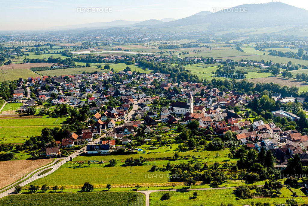 Dorf - Ansicht am Rande von landwirtschaftlichen Feldern und Nutzflächen in Weitenung | Luftbild: Dorf - Ansicht am Rande von landwirtschaftlichen Feldern und Nutzflächen in Weitenung im Ortsteil Weitenung in Bühl im Bundesland Baden-Württemberg in Deutschland. Foto: IMG_31813.jpg vom 20.08.2010 durch Werner Riehm/FLY-FOTO.de - Realisiert mit Pictrs.com
