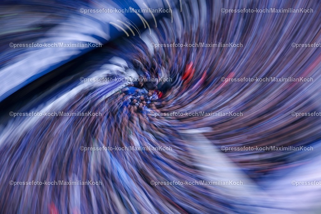 S0407022601004 | 07.02.2026, Fußball, FC Schalke 04 - SG Dynamo Dresden, 21. Spieltag, 2. Fußball Bundesliga, Veltins-Arena Gelsenkirchen, Saison 2025 2026: Dynamic Feature of Spectators in the Grandstand Nordkurve  DFB regulations prohibit any use of photographs as image sequences and or quasi-video.