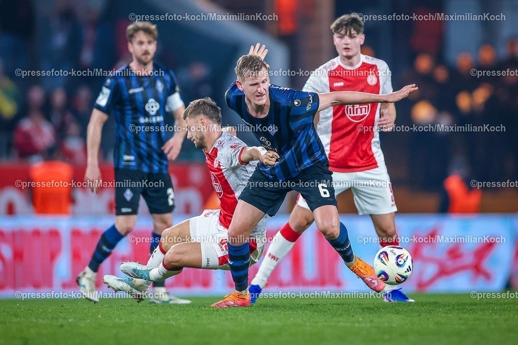 RWE04032601110 | 2026.03.04, Fußball, 3.Liga Herren, Rot-Weiss Essen -  SV Waldhof Mannheim, Stadion Hafenstraße, 27.Spieltag, Saison 2025 / 2026: Torben Müsel&nbsp;(Rot-Weiss Essen #26) im Zweikampf gegen  Niklas Hoffmann (Waldhof Mannheim #06)  DFB regulations prohibit any use of photographs as image sequences and or quasi-video.