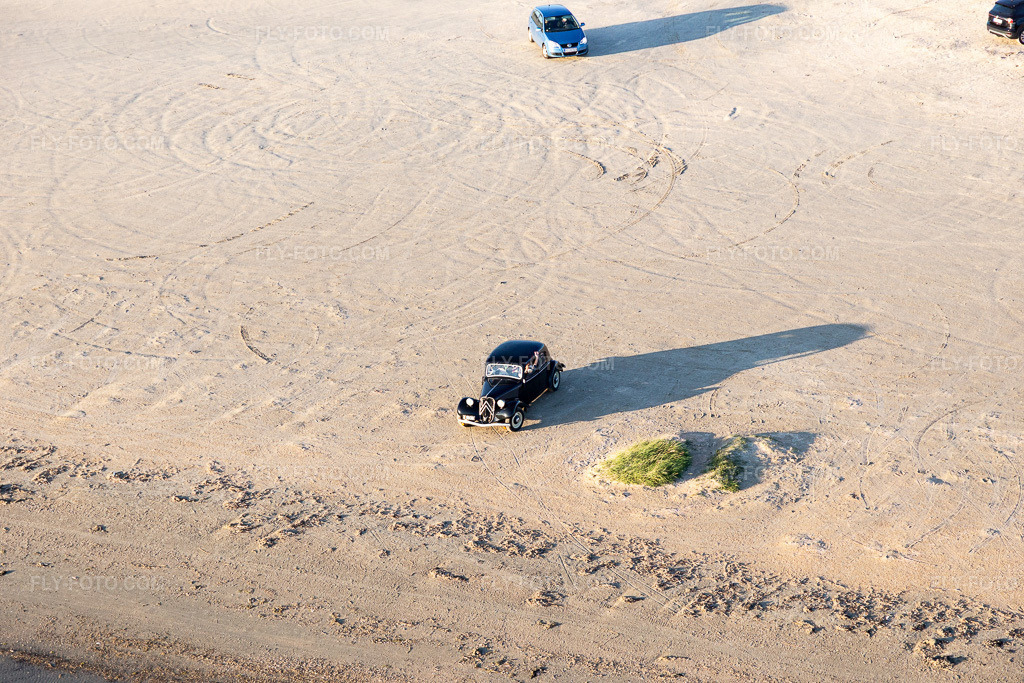 Aerial view: Citroen vintage car on the beach in Fanø in the state South Denmark, Denmark.Photo: IMG_118939.jpg taken on 09/21/2019 by Werner Riehm/FLY-FOTO.comResolution of the original: 5472 x 3648 px