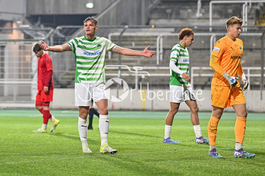 FC Bayern Amateure - SpVgg Greuther Fürth II | Ein unzufriedener Vin KASTULL (Spvgg #5) beim Spiel in Muenchen / Regionalliga Bayern: FC Bayern Muenchen II - SpVgg Greuther Fuerth II, Gruenwalder Stadion am am 29.10.2024