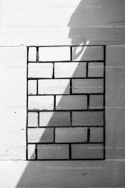 Schatten an der Hauswand | Straßenfoto aus Frankfurt