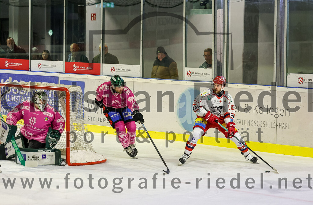 2025-10-24_048_TSV_Erding_gegen_Deggendorfer_SC | Erding, Deutschland, 24.10.2025:Eishockey, Oberliga Süd 2025 / 2026, 11. Spieltag, TSV Erding gegen Deggendorfer SC, Endergebnis: 2:4Torwart Leon Meder (Erding Gladiators, #39), Markus Eberhardt (Erding Gladiators, #94), Niklas Heinzinger (Deggendorfer SC, #20)Foto: Christian Riedel / fotografie-riedel.net