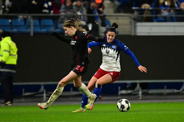 Fußball I Frauen I Saison 2025-2026 I DFB-Pokal I Achtelfinale I Hamburger SV - Bayer 04 Leverkusen I 17783 | Lilla Turanyi (24, Bayer 04 Leverkusen) Vildan Kardesler (7, Hamburger SV) - Realisiert mit Pictrs.com