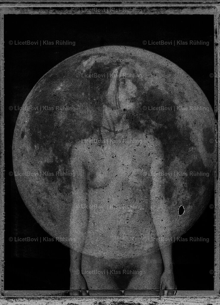 Man on the Moon / Selene | Negative scan of Fuji FP3000B instant film; 2014From the series "Man on the Moon"With Anne LachtRecommended format and material: 13x18, matt - Realisiert mit Pictrs.com