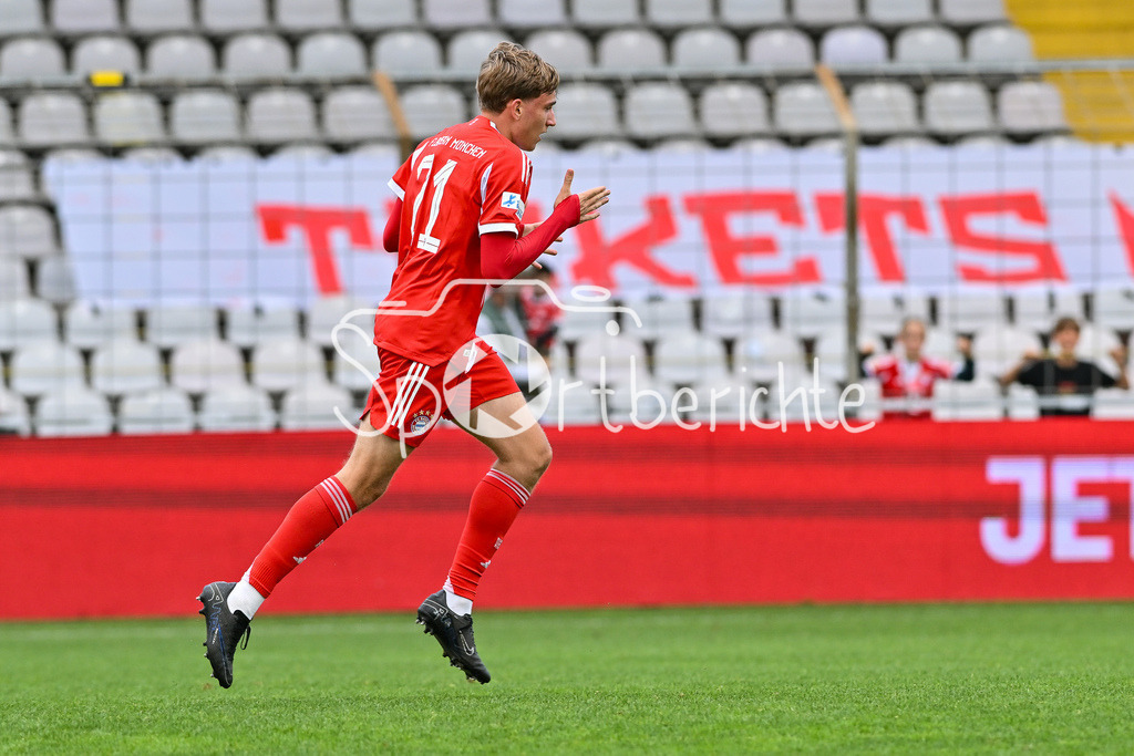 FC Bayern Amateure - FC Würzburger Kickers | Jubel der Bayern nach dem Treffer zum 1-3 durch Artur DEGRAF (FC Bayern Muenchen II 21) / Tor / Torschuetze / Freude / Happy / Regionalliga Bayern: FC Bayern Amateure - FC Würzburger Kickers; Grünwalder Stadion am 27.09.2025
