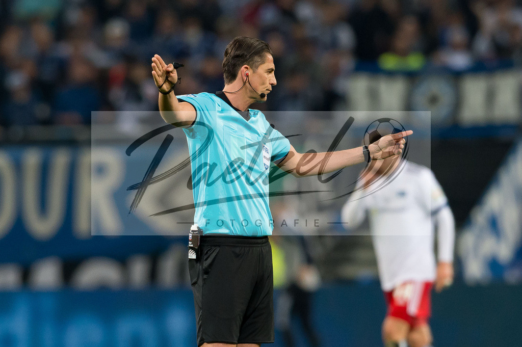 HSVSCF20220419_093 | Fussball, Herren: Referee Deniz Aytekin gestikuliert, Gestik beim DFB-Pokal-Halbfinalspiel zwischen Hamburger SV und SC Freiburg im Volksparkstadion am 19.04.2022 in Hamburg, Deutschland.DFB / DFL REGULATIONS PROHIBIT ANY USE OF PHOTOGRAPHS AS IMAGE SEQUENCES AND/OR QUASI-VIDEO. - Realisiert mit Pictrs.com