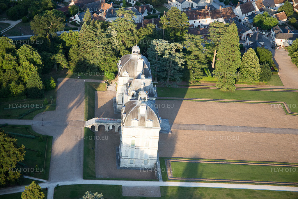 Vue aérienne: Vue de la ville à Cheverny dans le département Loir et Cher, France – .Photo: IMG_081311.jpg prise le 19/06/2015 par Werner Riehm/FLY-FOTO.eu – Résolution de l'original: 5472 x 3648 px