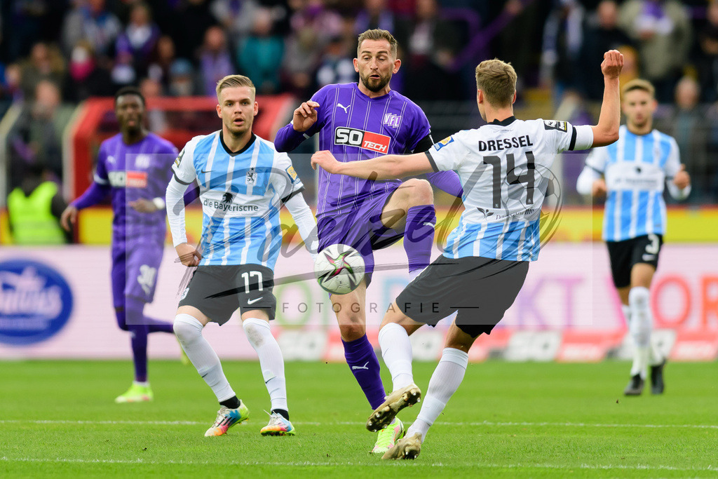 OSNTSV20211106_038 | Fussball, Herren: Marc Heider (VfL Osnabrueck) und Dennis Dressel (TSV 1860 Muenchen) im Zweikampf bei dem Spiel der 3. Liga zwischen VfL Osnabrueck und TSV 1860 Muenchen im Stadion an der Bremer Bruecke am 06.11.2021 in Osnanbrueck, Deutschland.DFB / DFL REGULATIONS PROHIBIT ANY USE OF PHOTOGRAPHS AS IMAGE SEQUENCES AND/OR QUASI-VIDEO. - Realisiert mit Pictrs.com