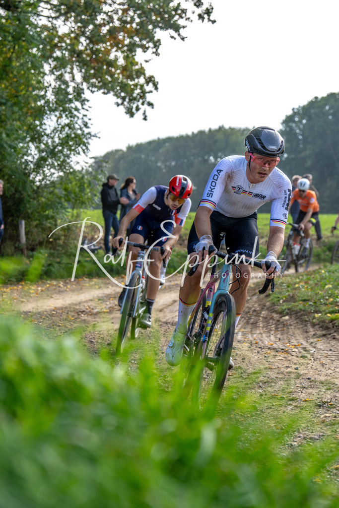 Ralf Eppink Photography 20251012_DSC04392 | Sportfotografie, Eventfotografie, Porträtfotografie, Radsport Fotograf, Triathlon Fotograf, Düsseldorf Fotograf, Köln Fotograf, Actionfotografie, Teamfotografie, Peoplefotografie, Business Portraits, Veranstaltungsfotografie, Reportagefotografie - Realisiert mit Pictrs.com