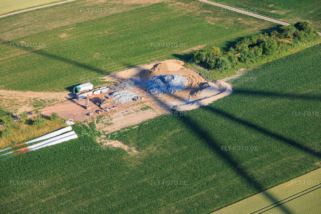 Luftbild: Abriss und Zerlegen der vier Altanlagen (GE 1.5) aus 2004 nach Repowering des Windpark Minfeld. in Minfeld im Bundesland Rheinland-Pfalz in Deutschland. – Foto: IMG_157845.jpg vom 19.06.2026 durch Werner Riehm/FLY-FOTO.de – Auflösung des Originals: 6000 x 4000 px – JUWI Windparks - JUWI