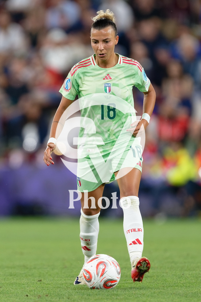England v Italy - UEFA Women's EURO 2025 Semi-Final | GENEVA, SWITZERLAND - JULY 22:  Arianna Caruso of Italy controls the ball  during the UEFA Women's EURO 2025 Semi-Final match between England and Italy at Stade de Geneve on July 22, 2025 in Geneva, Switzerland. (Photo by Giuseppe Velletri/Sports Press Photo/Getty Images)