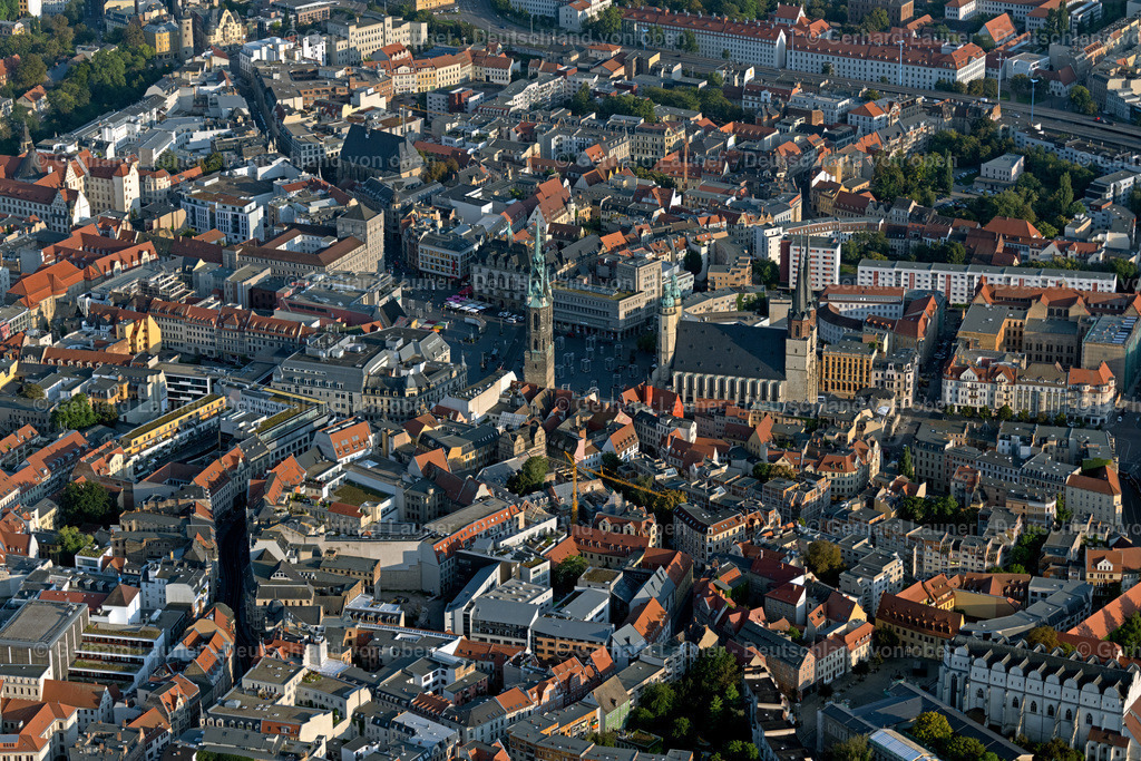 4062541 | HALLE (SAALE) 08.09.2021 Zentrum von Halle an der Saale mit Blick auf den " Roten Turm " und die Marktkirche im Bundesland Sachsen-Anhalt. Die vier Türme der Marktkirche " Unser Lieben Frauen ", auch Marienkirche genannt, bilden zusammen mit dem Roten Turm das Wahrzeichen der Saalestadt. // View of the center of Halle view of the "Red Tower" and the St. Mary's Church in Saxony-Anhalt. Foto: Gerhard Launer