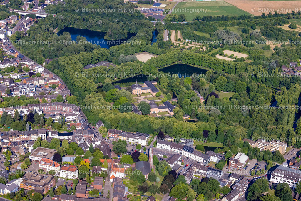 Luftbild Mönchengladbach-Wichrath-3546 | Luftbildfotografie und Luftbild Gelände des Wasserschloß Schloss Wickrath im gleichnamigen Stadtteil von Mönchengladbach im Bundesland Nordrhein-Westfalen - Realisiert mit Pictrs.com