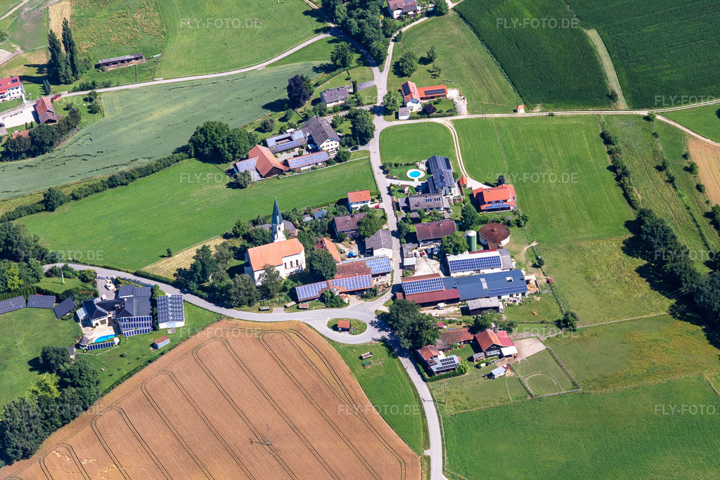 Luftbild: Kirche St. Leonhard im Ortsteil Oberdingolfing in Dingolfing im Bundesland Bayern in Deutschland. – Foto: IMG_132767.jpg vom 02.07.2022 durch Werner Riehm/FLY-FOTO.de – Auflösung des Originals: 5472 x 3648 px – Stadt Dingolfing - Stadt Dingolfing