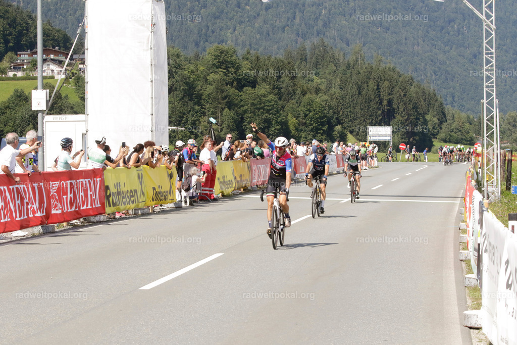 1063_20230817_Bewerb_Maenner_Muehlanger | AUT - OESTERREICH, 2023-08-16: SPORT RENNRAD-FAHREN - 55. INTERNATIONALER RADWELTPOKAL IN ST. JOHANN IN TIROL  - Vintage-Radrennen mit WM-Bronze-Medaillen-Siegerin Christina Schweinberger, den Teilnehmer und Alexander Baumann (vom Orginastions-Team) - TAG 2 BEWERB MAENNER IN SECHS GRUPPEN  ; Foto: Roland Muehlanger