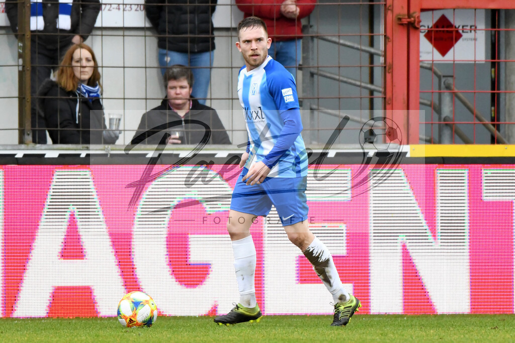 20200201_MEPCHE_0038 | Fußball, Herren: Markus Ballmert (SV Meppen) in Aktion, am Ball, Einzelaktion waehrend des Spiels der 3. Liga zwischen SV Meppen und Chemnitzer FC in der Haensch-Arena am 01.02.2020 in Meppen, Deutschland. DFB / DFL REGULATIONS PROHIBIT ANY USE OF PHOTOGRAPHS AS IMAGE SEQUENCES AND/OR QUASI-VIDEO. - Realisiert mit Pictrs.com