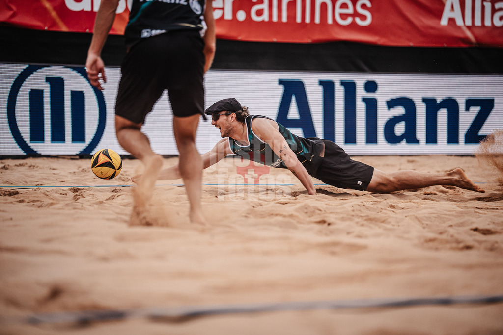 Beachvolleyball | München | Allianz German Beach Tour 2025 | Tourstop München | 03.07.2025 | Simon Pfretzschner springt zum Ball