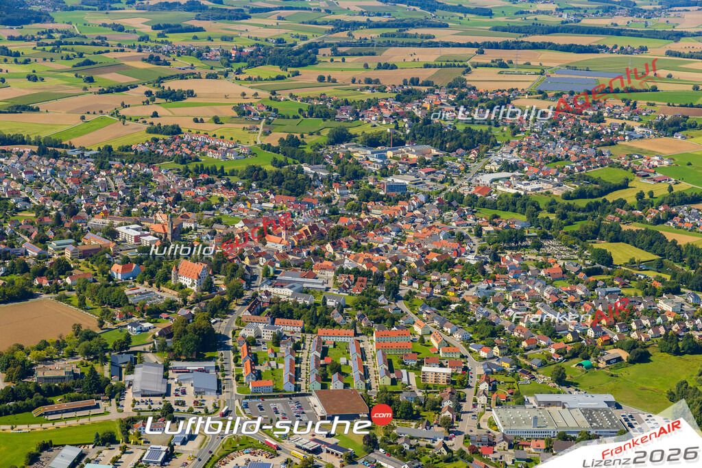 Luftaufnahme der Stadt Vohenstrauß - Die Luftaufnahme wurde 2025 vom UL-Flugzeug heraus erstellt ( keine Drohne ) - Hochauflösende Luftaufnahme - für professionelle Ausdrucke geeignet. Die Geschenkidee !Mit Lizenz und Bildrechte bestellbar