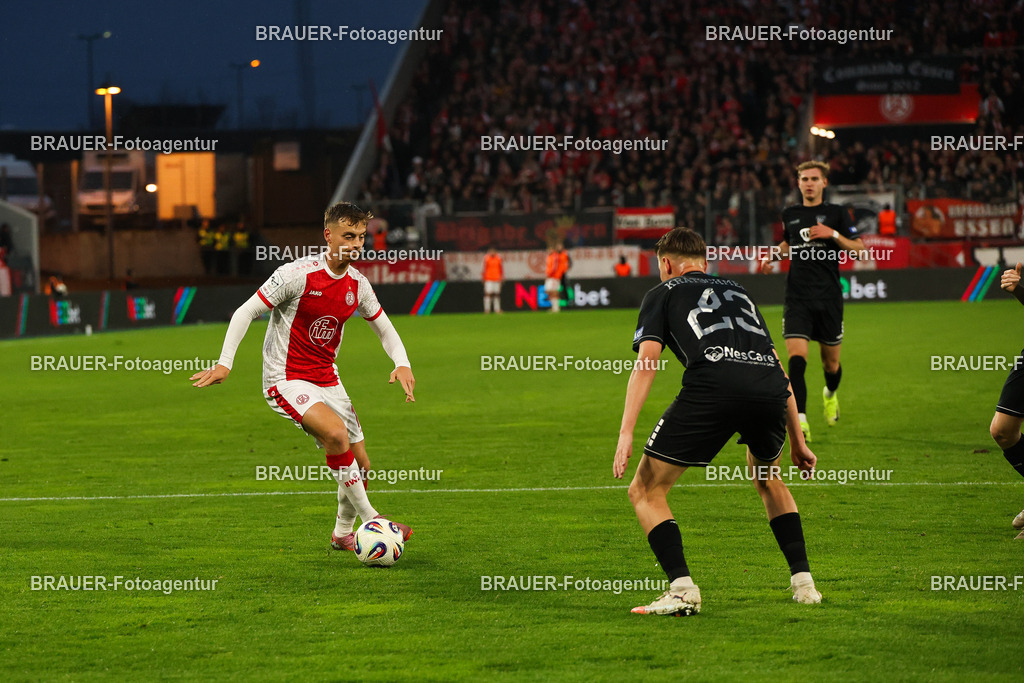 Rot-Weiss Essen - 1.Fc Schweinfurt | Essen, Deutschland, 02.11.2025 Marvin Obuz  (Rot-Weiss Essen) Einzelaktionwährend des 3.Liga Spiels zwischen  Rot-Weiss Essen und 1.Fc Schweinfurt am 02.11.2025 im Stadion an der Hafenstraße in Essen. (Foto von Timo Bluhmki-Schmidt/Brauer Fotoagentur