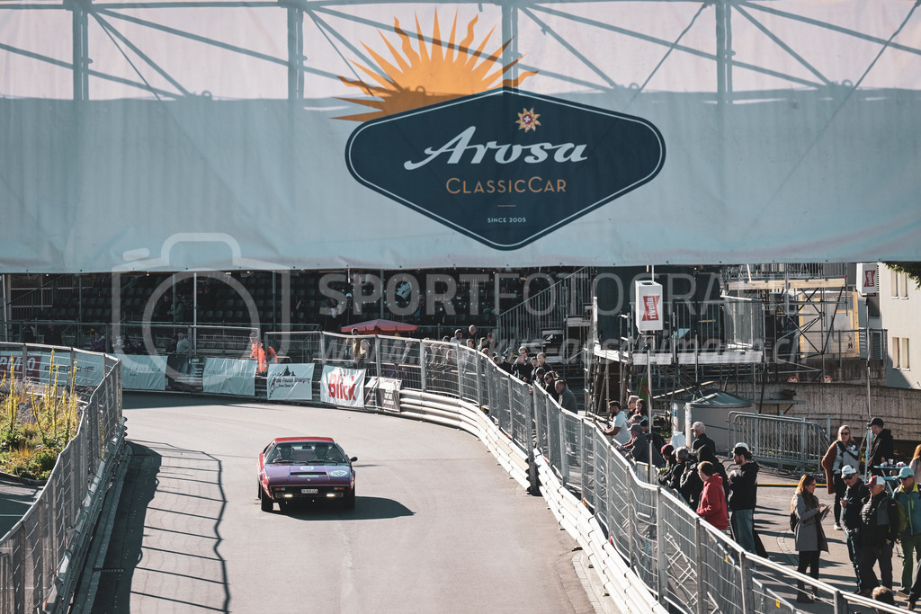 21. Arosa ClassicCar 2025 - 6. =September= 2025 | Esther Enkelmann aus Erlenbach (SUI) in einem Ferrari Dino 308 GT4 aus dem Jahre 1981 mit Startnummer 224 am Arosa ClassicCar 2025 in der Kategorie Classic Trophy..@arosaclassiccar, @arosa.official, #arosaclassiccar, #arosa, #76curves, #classiccarBild: Sportfotografie Markus Aeschimann | www.markus-aeschimann.ch - Realisiert mit Pictrs.com