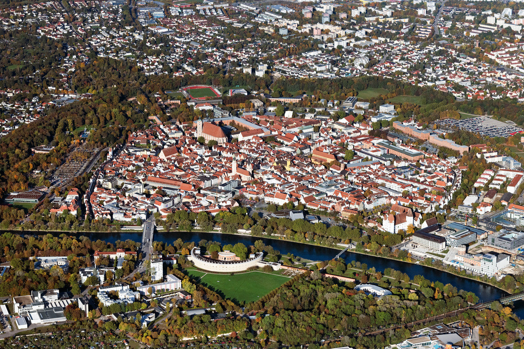 dr__0038640.jpg | INGOLSTADT 23.10.2023 Stadtzentrum im Innenstadtbereich am Ufer des Flußverlaufes der Donau in Ingolstadt im Bundesland Bayern, Deutschland. Weiterführende Informationen bei: Stadt Ingolstadt. // City center in the downtown area on the banks of river course of the river Danube in Ingolstadt in the state Bavaria, Germany. Further information at: Stadt Ingolstadt. Foto: Daniel Reiter