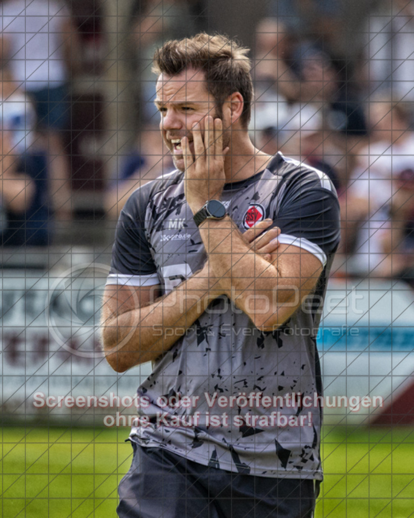 20250816_140306_0153-Bearbeitet-2 | #,1.Göppinger SV (rot) vs. FSV 08 Bietigheim-Bissingen (blau), Fußball, Oberliga BW, wfv, 03. Spieltag, Saison 2025/2026, Rasensportplatz Stadion SV Göppingen, Hohenstaufenstr. 116, 73033 Göppingen, 16.08.2025 - 14:00 Uhr,Foto: PhotoPeet-Sportfotografie/Peter Harich