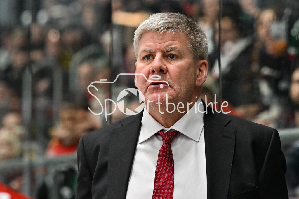 Augsburger Panther - Nürnberg Ice Tigers | AUGSBURG, GERMANY - 23. DECEMBER: im Bild Bill PETERS Trainer Augsburger Panther / Einzelfoto / Freisteller während dem Match zwischen den Augsburger Panthern und den Nürnberg Ice Tigers am 31. Spieltag der Penny DEL im Curt Frenzel Stadion