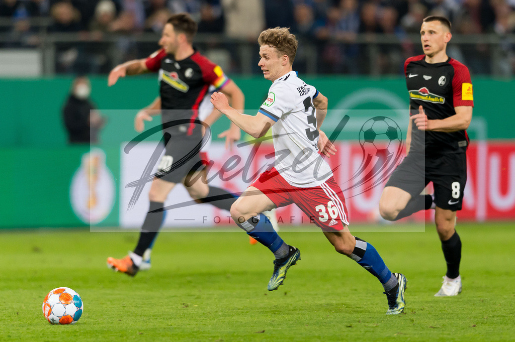 HSVSCF20220419_110 | Fussball, Herren: Anssi Suhonen (Hamburger SV) in Aktion, am Ball, Einzelaktion beim DFB-Pokal-Halbfinalspiel zwischen Hamburger SV und SC Freiburg im Volksparkstadion am 19.04.2022 in Hamburg, Deutschland.DFB / DFL REGULATIONS PROHIBIT ANY USE OF PHOTOGRAPHS AS IMAGE SEQUENCES AND/OR QUASI-VIDEO. - Realisiert mit Pictrs.com