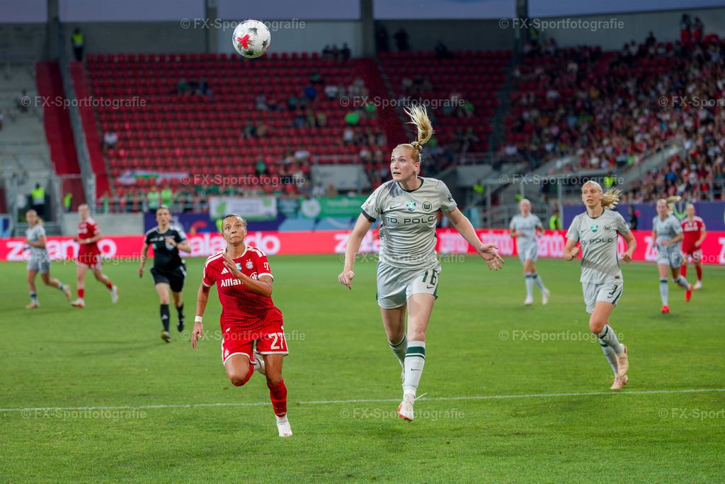 Supercup-Frauen-Bayern-Muenchen-vs-VfL-Wolfsburg 055 | Sportfotos und Eventgalerien von FX-Sportfotografie. Bilder von Fußball, Vereinsveranstaltungen und Events direkt ansehen und als Download bestellen. - Realisiert mit Pictrs.com