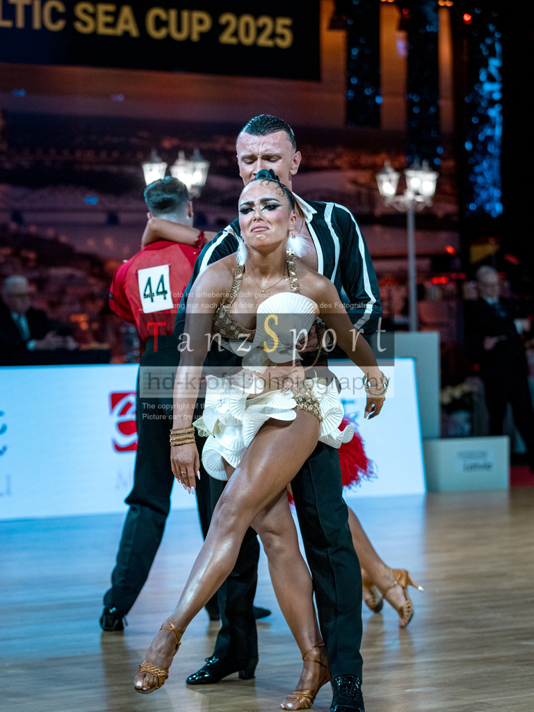 20251212_WDSF_World_Ch_Cup_RS-Lat_1321-2 | Tanzsportbilder, Standardtanz, Lateintanz, WDSF, DTV, LTVB, dancecomp, goc, hessen tanzt, blaues band der spree, walzer, tango, wiener walzer, slowfox, quickstepp, samba, rumba, cha-cha-cha, paso doble. jive, hd-kroft photography, turniertanzsport