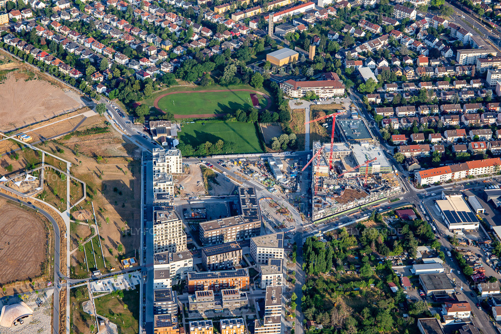 Luftbild: PARKSCHALE mit Kurpfälzer Meile der Innovationen, Conversio: Philipp Morlock Eidechsenhabitat, Molchgewässer, Panzerwaschanlage im Spinelli-Park der Bundesgartenschau Mannheim BUGA 2023 https://www.buga23.de/ im Ortsteil Käfertal in Mannheim im Bundesland Baden-Württemberg in Deutschland. Foto: IMG_136945.jpg vom 24.06.2023 durch Werner Riehm/FLY-FOTO.de