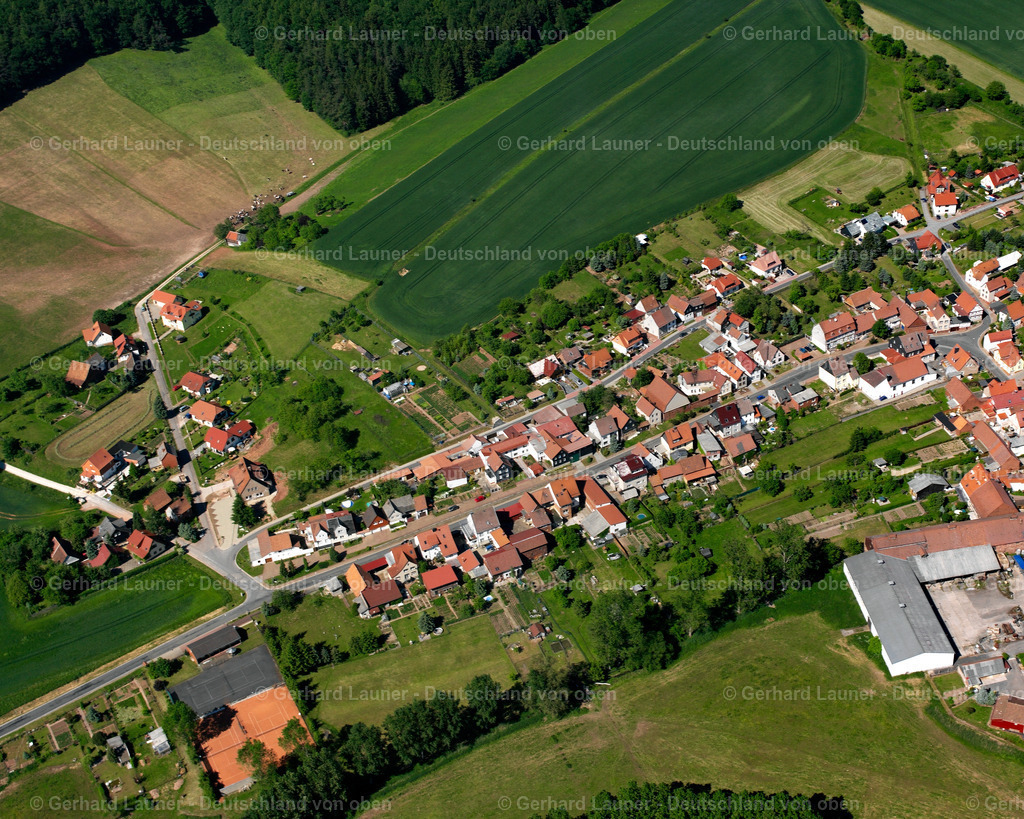2634537 | GERTERODE 09.06.2006 Landwirtschaftliche Nutzflächen und Feldgrenzen umsäumen das Siedlungsgebiet des Dorfes an der Straße Baumgartenweg in Gerterode im Bundesland Thüringen, Deutschland. // Agricultural land and field boundaries surround the settlement area of the village on street Baumgartenweg in Gerterode in the state Thuringia, Germany. Foto: Gerhard Launer
